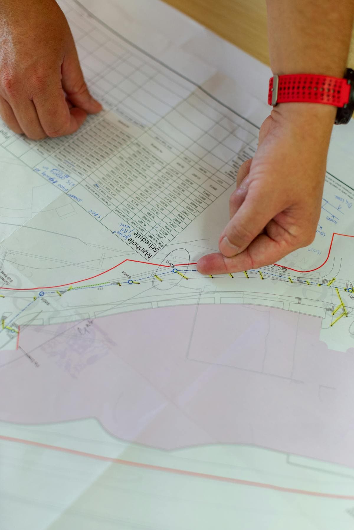 Ingenieur prüft Baupläne — Datenprozesse strukturiert und nachvollziehbar