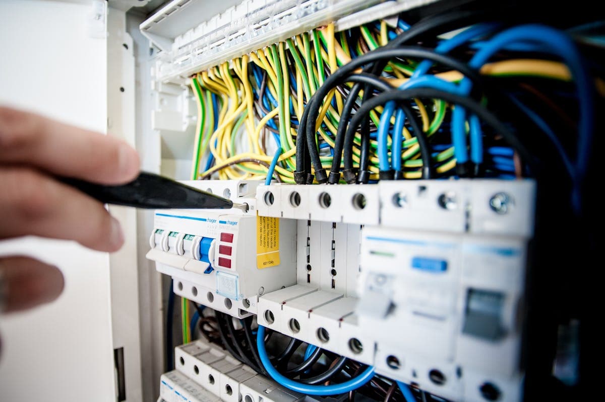 Elektriker öffnet Schaltschrank — klare Zugriffssteuerung im Betrieb