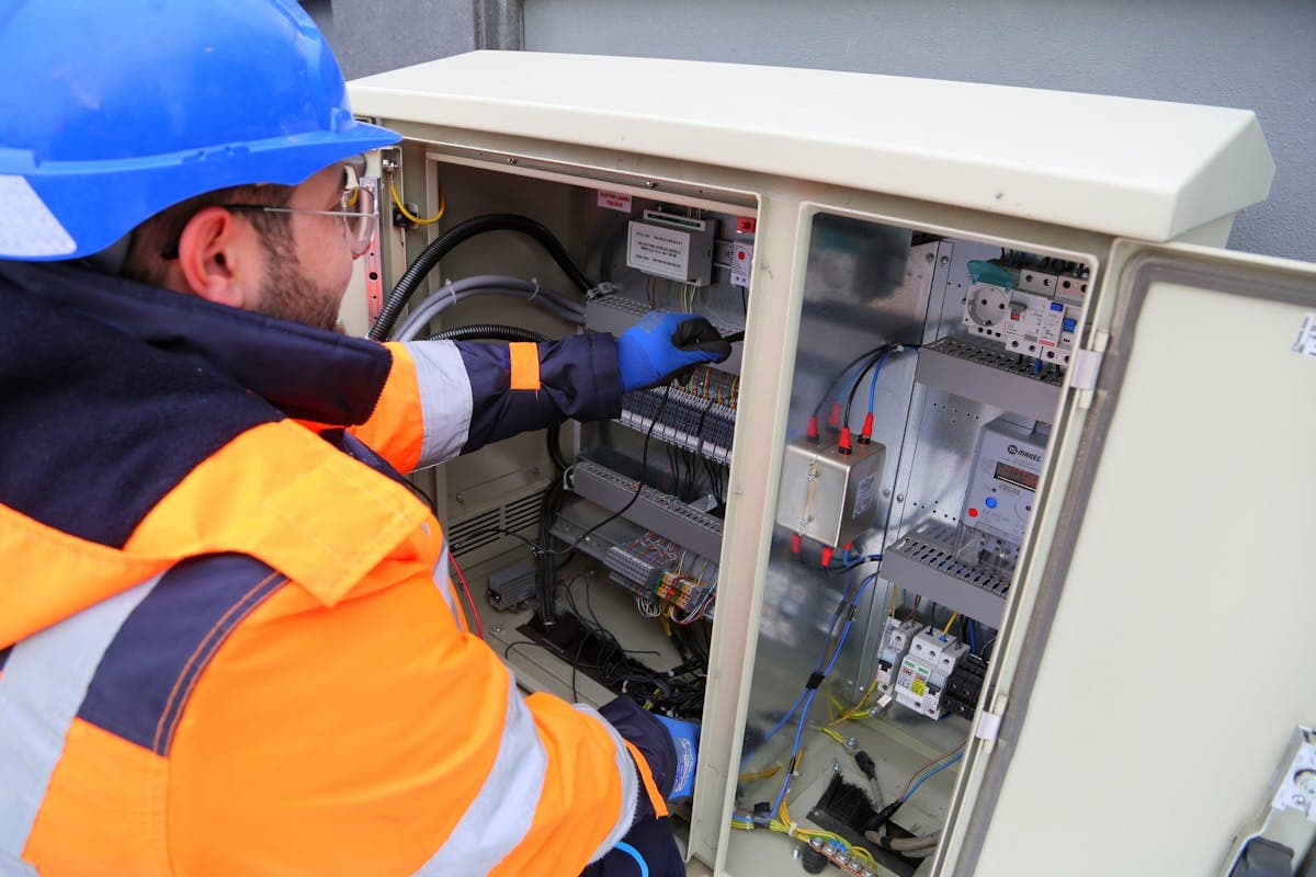 Elektriker am Sicherungskasten — offene Mängel direkt vor Ort erfassen